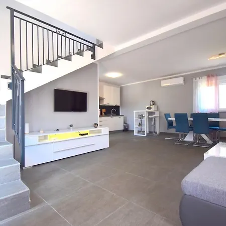 Apartment Modern Apartment With Private Garden Pula