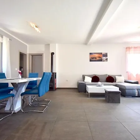 Modern Apartment With Private Garden *
