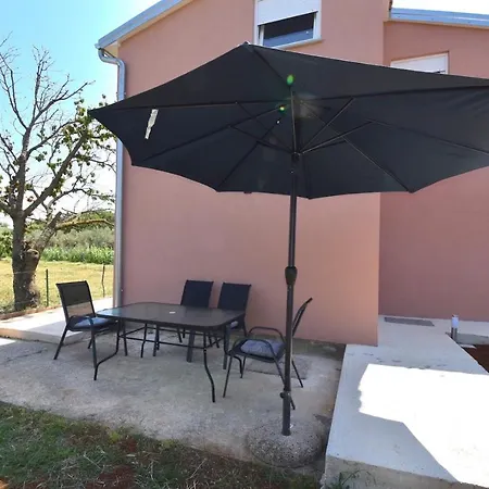 Apartment Modern Apartment With Private Garden Pula
