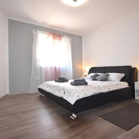Apartment Modern Apartment With Private Garden Pula