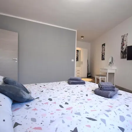 Modern Apartment With Private Garden Pula