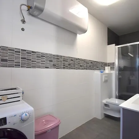 Modern Apartment With Private Garden Apartment *