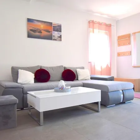 Apartment Modern Apartment With Private Garden Pula