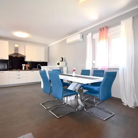 Apartment Modern Apartment With Private Garden Pula