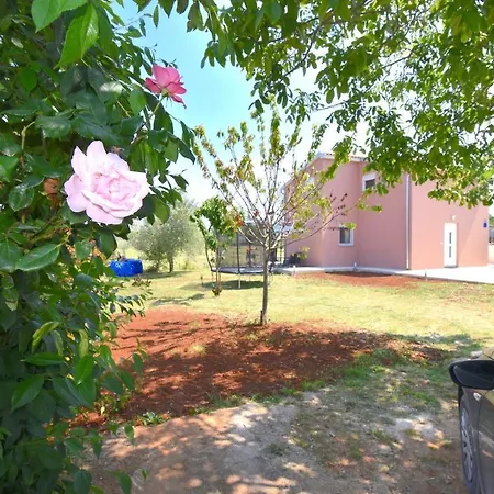 Modern Apartment With Private Garden Pula